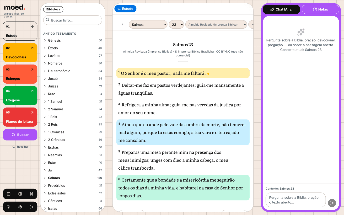 Leitor do Moed Bible com o Salmo 23 grifado em três cores, biblioteca à esquerda e chat de IA à direita